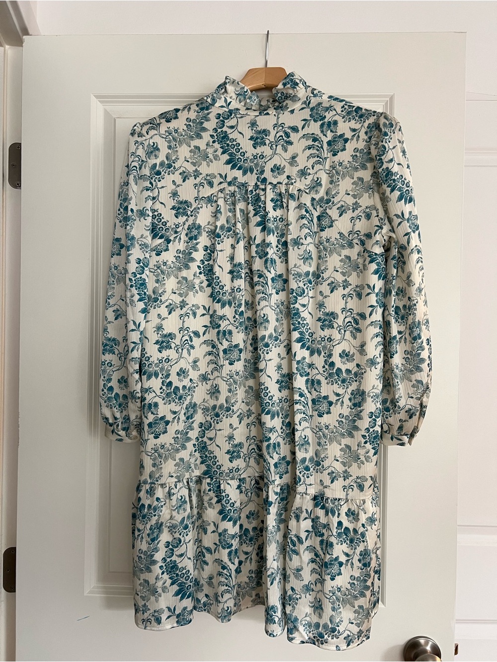 NWT Tuckernuck Blue & White Floral Tiered Shift Dress - Size L - Picture 2 of 4